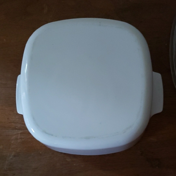 Vintage CorningWare Classic White Casserole Dish with Glass Lid - Picture 4 of 7